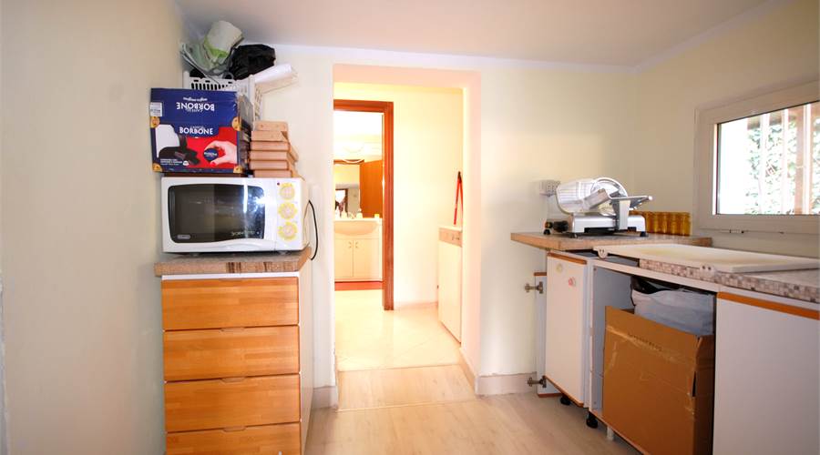 Vano con piano di lavoro cucina