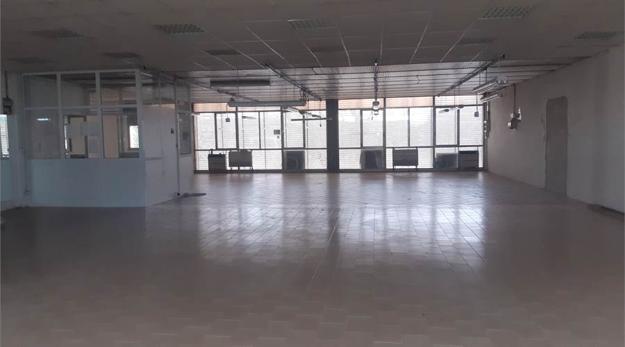 1° P vista uffici e ampia vetrata